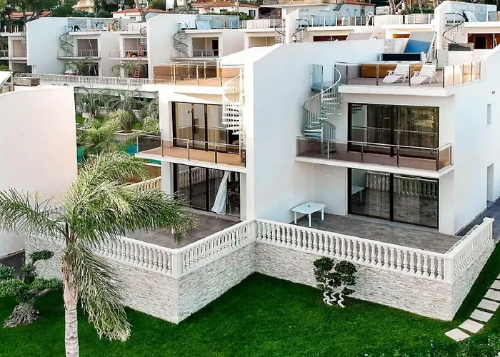 Calma Holiday Villas *